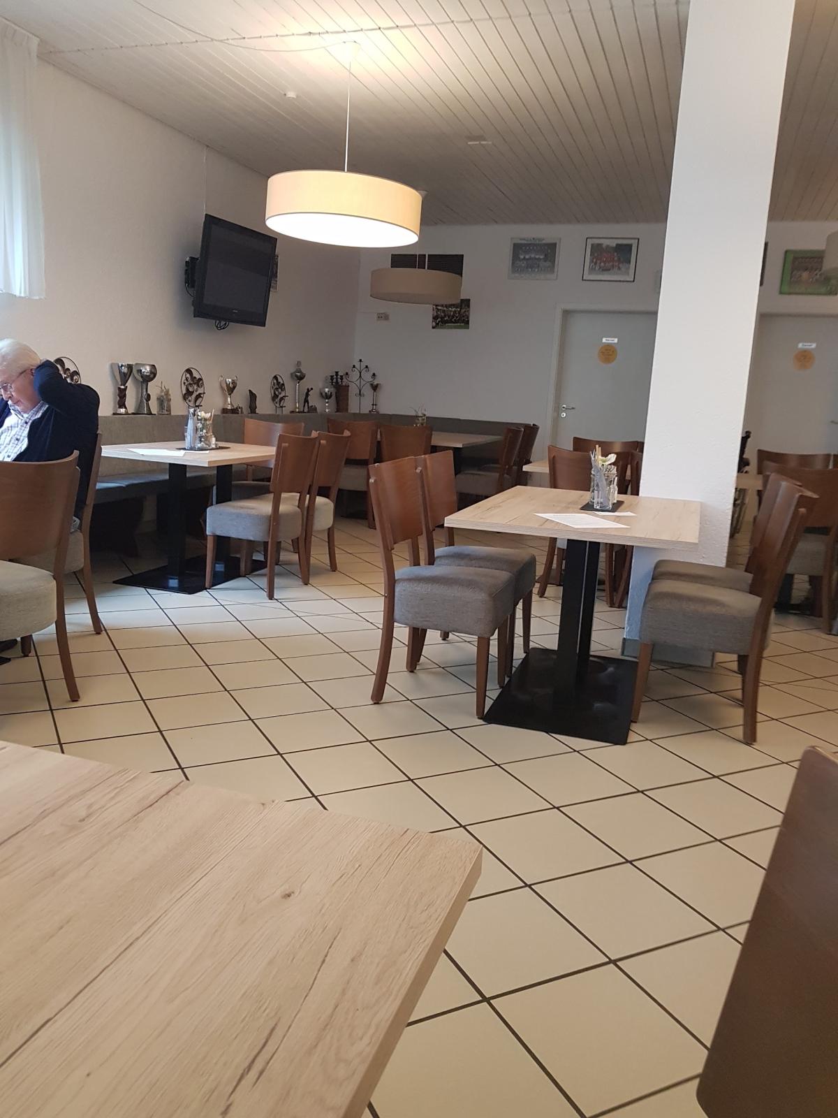 Gastraum mit Vereinspokalen des Turnvereins Metterzimmern