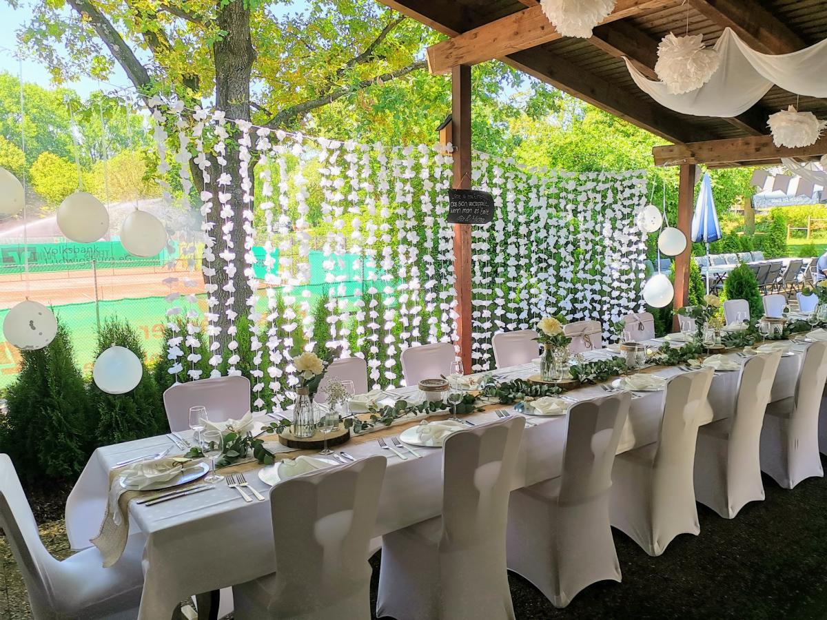 Festlich gedeckte Tafel am Pavillon neben den Tennisplätzen