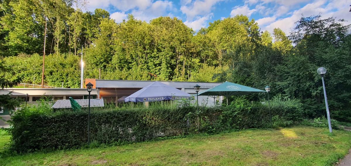 Vereinsheim des TVM am Waldrand von außen