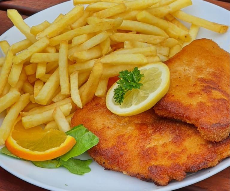 Knuspriges Schnitzel mit Pommes frites
