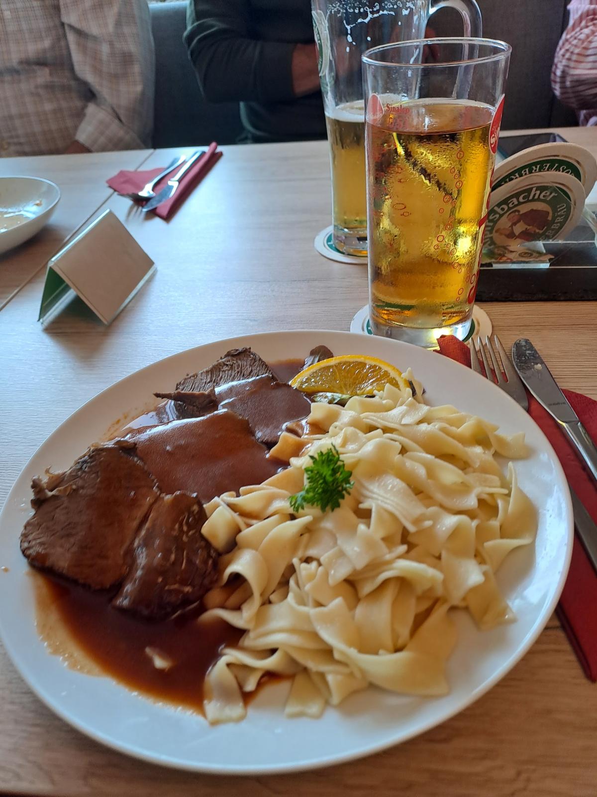 Geschmorter Braten mit Bandnudeln und Soße