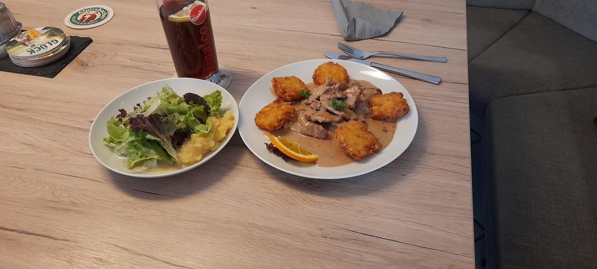 Rahmgeschnetzeltes mit Rösti und gemischtem Salat